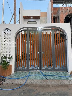 bán nhà lầu siêu đẹp, sổ hoàn công, sân oto, gần cầu suối mau chỉ 4 tỷ 380