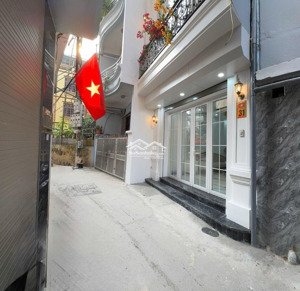 cách hồ tây chỉ 50m đi bộ, diện tích 35m2, 7 tầng có thang máy, đường rộng giá 13,8 tỷ.