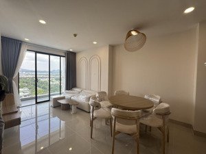 cần bán gấp căn 3 phòng ngủ view trực diện hồ bơi , rộng 93m2 đã trang bị đầy đủ nội thất giá 5ty3