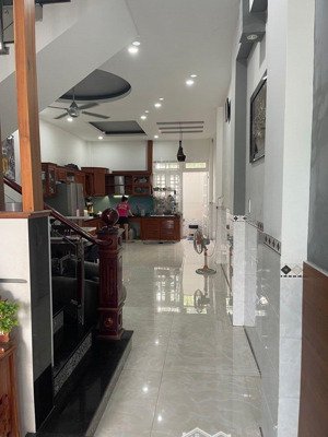 nhà hẻm ô tô quốc lộ 13 hiệp bình, tp thủ đức
diện tích: 104m
kết cấu: 1 trệt 2 lầu, 5pn