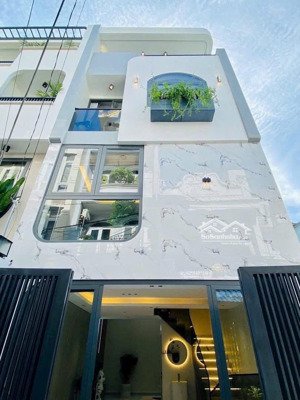 cô tú về quê ở cần bán nhà nhiêu tâm-p5-q5, gần chợ hoà bình. 3tỷ900 dt 80m2 đang cho thuê 24triệu