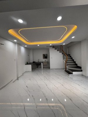 nhà đẹp 3 tầng, bình tân, gần chợ, kế mặt tiền, giá rẻ.