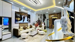 chủ cần bán gấp nhà phố hoàng cầu, ngõ thông nhiều ngả ,gần ô tô, ra hồ chỉ ít phút