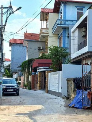 bán nhanh nhà dân xây 3 tầng tại phụng công văn giang hưng yên. view hồ ô tô tránh. dt: 72m2