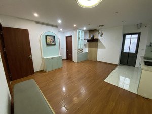 chính chủ bán gấp chung cư hà nội 68m2 2n2vs hướng đông - sở hữu lâu dài đỗ ô tô free - vị trí đẹp