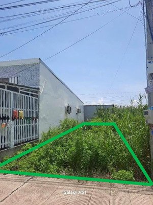 chủ ngộp cần bán lô 130m2 đất đ. nguyễn văn hoài gần bệnh viện đa khoa củ chi và kcn. giá 900tr shr