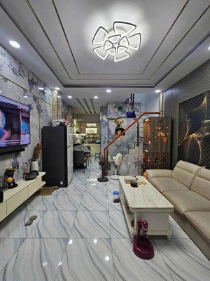 nhà mới vào ở ngay| 2 tầng| gần cầu nhị thiên đường, đường phạm thế hiển