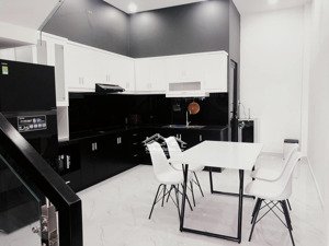 nhà ngay sông sg mát mẻ, đường 12m có vỉa hè đậu xe hơi thoải mái, full nội thất