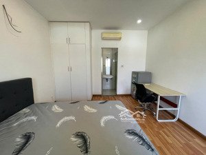 - giáp q7, phòng full nt, cửa sổ trời , có bếp, đường lớn, ko ngập , an ninh , view công viên.