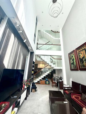 nhà 3 tầng mới ở ngay kiệt 2 oto tránh đường 2 tháng 9 ngang 7m đầy đủ nội thất