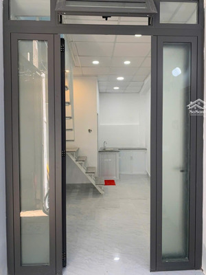 bán gấp: chỉ nhỉnh 3 tỷ, nhà mới 2 tầng, trung tâm quận 1 trần hưng đạo, hẻm 345, còn thương lượng