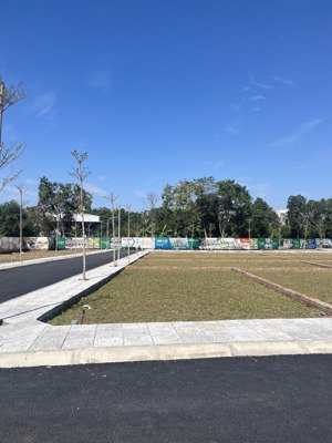 đất sẵn sổ 100m2 full thổ cư. ngay ngã tư, chợ, trường học. đại học fpt cách 10 phút di chuyển