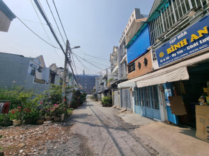 nhà 3 lầu 127m2 giá 8 tỷ , ngang 5m xe hơi đậu trong nhà , full nội thất . lh em hưng