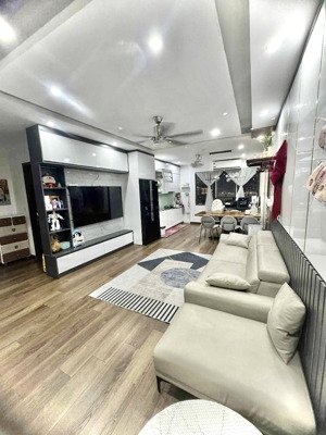 gia đình cần nhượng lại căn 3pn-2wc-91m2 giá 5,2x tỷ bao phí tại startup tower.tầng trung full đồ