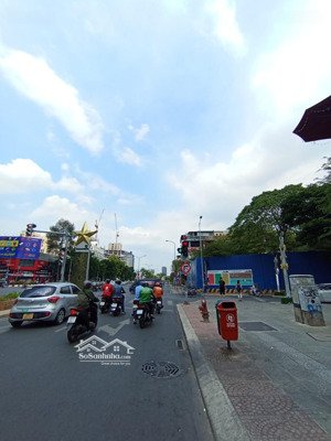 mặt tiền lê lợi ngay chợ bến thành, dt: 4,5x23m, 3 lầu giá 140 tỷ