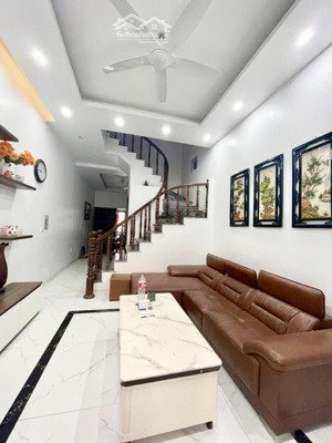 tích sản! nhà phố hoàng cầu, khu vip đống đa, ngõ rộng 2m, sân để xe riêng, diện tích 45m2