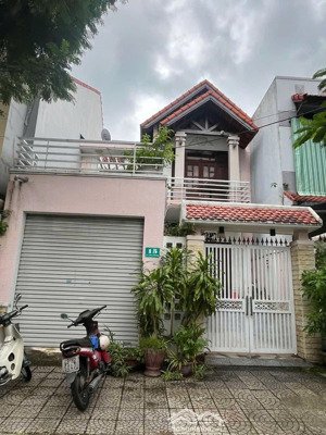 cần bán gấp nhà võ như hưng diện tích lớn 2 mặt tiền. ngang 7m, 200m ra sông, 1km ra biển mỹ khuê