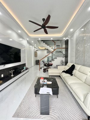 cần chuyển nhượng căn liền kề 4 tầng sẵn nội thất tại him lam hồng bàng hải phòng. lh 