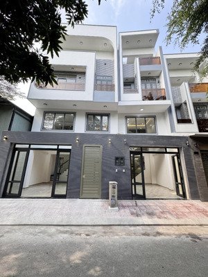 bán nhà mới xây 4 tầng- sát mặt tiền quốc lộ 13- kinh doanh buôn bán sầm uất. thiết kế hiện đại