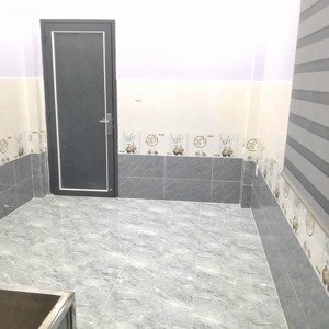 nhà mới xây, dư 2 phòng có lối riêng cho thuê lại. thoáng mát, sạch sẽ. gần khu chế xuất tân thuận