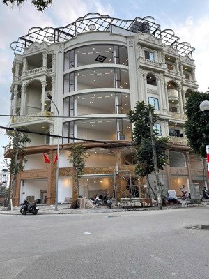 17.x tỷ nhà bát khối - trung tâm - kinh doanh - vỉa hè - thang máy - gara oto - gấp