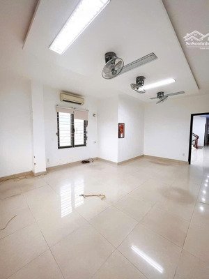 cho thuê nhà mặt tiền 30 tháng 4 . 5 tầng . có hầm