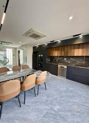 siêu phẩm 6 tầng mới tinh nhà nở hậu ô tô đỗ cổng full nội thất ở ngay đón tết. 41m2 x mt4.6m x 8tỷ