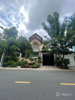 biệt thự sân vườn hồ bơi khu vip tân phong q7
đường lớn 2 xe container tránh ngang 12m giá 69 tỷ