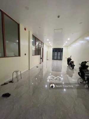 cho thuê tầng trệt nhà phố 126m2 chỉ 12 triệu gần trường học vinschool, vị trí đông đúc