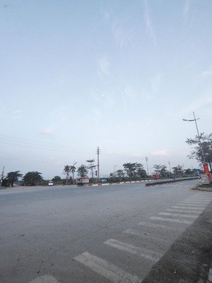 nhà 4 tầng 200m2 tại phố lạc long quân giá 110 tỷ