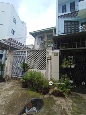 nhà 1 trệt 1 lầu ngang 4m dài 21.2m hiện có nhà 2 phòng ngủ 2wc và phía sau có 3 nhà trọ