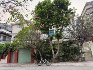 biệt thự khu ao sen rẻ nhất khu vực. đường 32 đối diện cv lớn
dt 10x20m hướng đông
giá 25,5 tỷ bớt