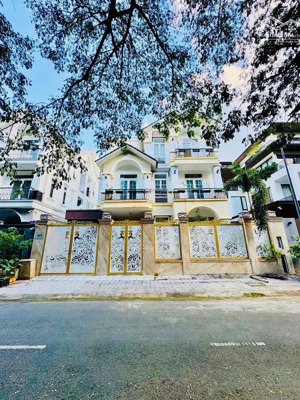 ở đâu rẻ hơn? mt tân hương. 12.4 x 24m. ct hầm 7 tầng. cn 294m2. hđt: 150tr. giá 42.6 tỷ