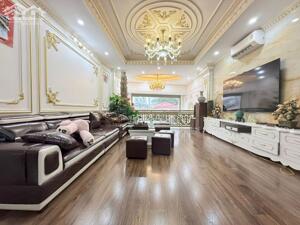 NHÀ HIẾM- PHÂN LÔ- PHỐ TRUNG KÍNH TO- Ở CỰC SƯỚNG- 2 THOÁNG- VỈA HÈ- NGÕ THÔNG- GARA Ô TÔ.