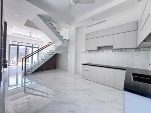 nhà mới 4 tầng - gần vinhomes q9 - 74m2 - hoàn công - xe hơi ngủ trong nhà - hơn 5 tỷ