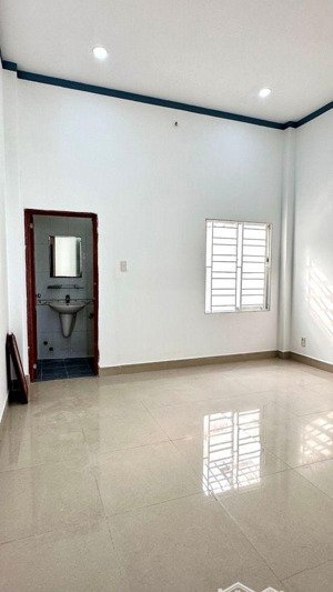 chỉ 3 tỷ bán nhà 2 tầng ngay phan văn hớn , gần chợ đại hải , trần văn mười , shr . 44m2 .