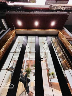 bán nhà gần hồ quan nhân, 33m2, giá 8.95 tỷ, 4pn, khe thoáng sau, ngõ thông