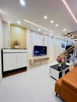 nhà mới đón tết,ngay phố thời trang trần huy liệu, 3 tầng, full nội thất,40m2, 5pn,7.6 tỷ