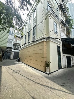 mua bán nhà quận 4, nhà tốt, kèo thơm. 3 mặt tiền, hẻm xe hơi, 3 tầng hoàn công , khánh hội !