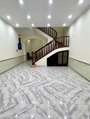 cho thuê nhà nguyên căn trung kính, trần kim xuyến, yên hòa. dt 100m2 x 5t, mt 5m, giá 32tr/tháng.