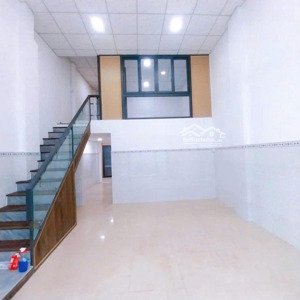bán nhà khu dan cư 2 tầng. gần đường và chợ. hẻm thông