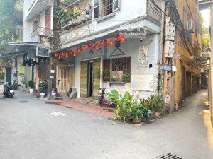 bán nhà đê la thành 40m2 xây 5 tầng 1 bước ra phố giá chỉ 8,6 tỷ