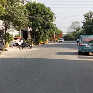 nhà đẹp 4 tầng kdc đường số 105 đường rộng 20m - dt 120m2 - giá 9 tỷ 9 - chủ tặng full nội thất