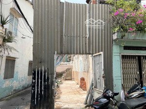 cần bán gấp căn nhà nát đường trần hưng đạo dt 38m2. giá 8tỷ260 lh mr tuấn 