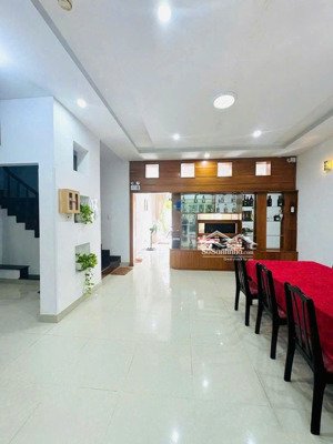 bán biệt thự khu lạc long quân cách công viên hồ điều hoà 40m đất vuông vức thích hợp nghĩ dưỡng