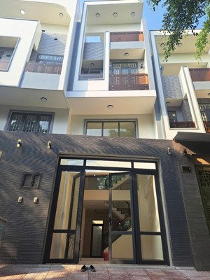 nhà mới 4 tầng quốc lộ 13 khu lộc vừng liền kề vạn phúc ô tô vào nhà chỉ 9,25 tỷ