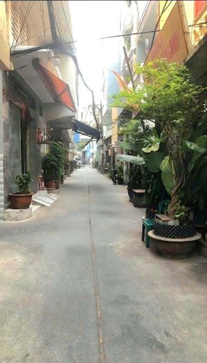 đại học kinh tế ba tháng hai quận 10 - 70m2 (5x14m) - 2 tầng cũ