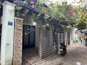 cho thuê nhà 3 tầng 180m2 (dt đất: 125m2), mặt tiền 8m, 4pn, hẻm ô tô thông ra biển, cách mt 10m.