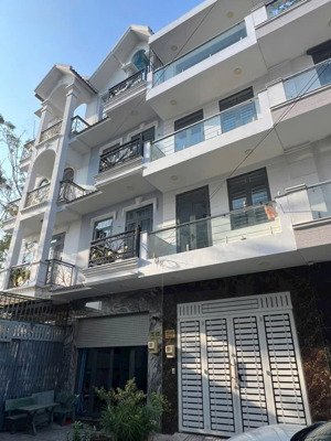 bán nhà đẹp giá rẻ 4x14m.đúc 4 tấm đường nhựa 12m có vỉa hè cách 50m ra lê văn khương,quận 12