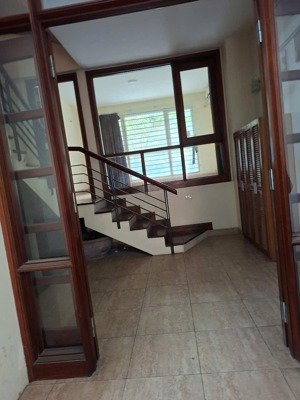 cho thuê nhà phân mặt ngõ 61 lạc trung, hai bà trưng có gara ô tô